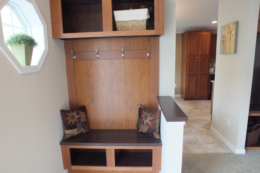 Double wide home 5225-508 foyer Photo Of Double Wide Home 5225-508 Foyer With Wood Bench And Hangers