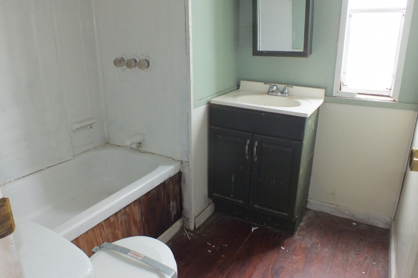 1979 Oxford single wide home bathroom Photo Of 979 Oxford Single Wide Home Bathroom With Vanity And Bright Window