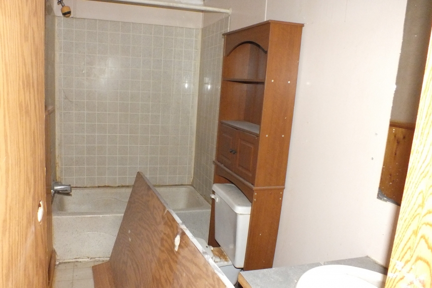 Double wide 2000 Dutch bathroom Photo Of Double Wide Home 2000 Dutch Bathroom With Tub